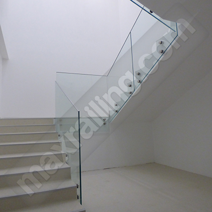 стъклен парапет с държачи